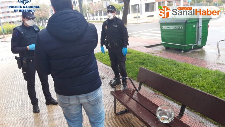 İspanya'da sokağa çıkma yasağını ihlal eden adam: 'Balığımı gezdiriyordum'