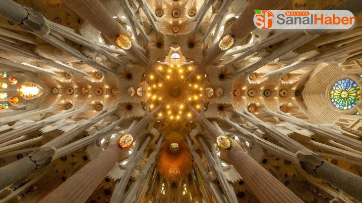 İspanya'da ünlü Sagrada Familia Bazilikası, salgında görev alanlar için yeniden açıldı
