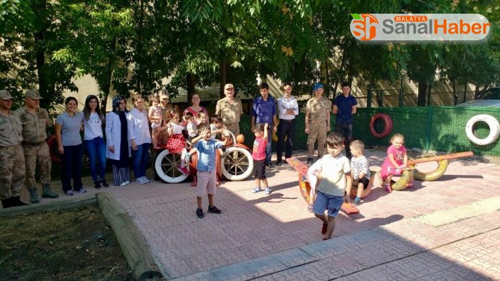 Jandarma,  geri dönüşüm malzemelerinden çocuklara oyun bahçesi yaptı