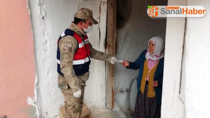 Jandarma ekipleri yardım paralarını evlere ulaştırıyor