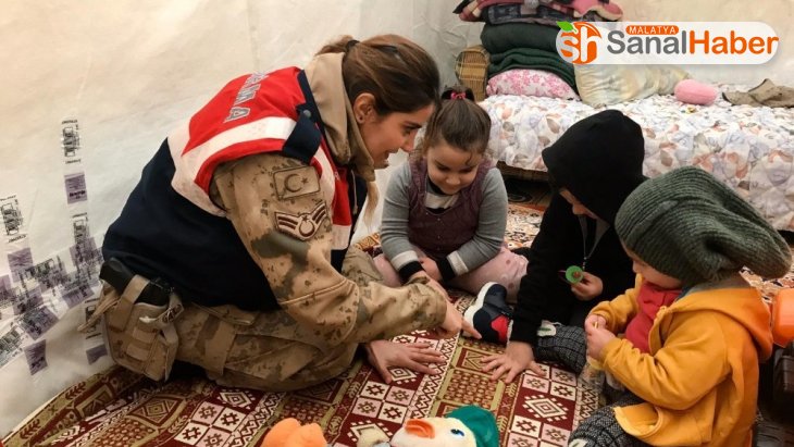 Jandarmanın kadın personelleri, depremzede çocukları yalnız bırakmıyor