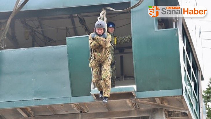 Japon Savunma Bakanı Kono, 11 metre yükseklikten atladı