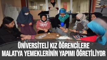 Üniversiteli kız öğrencilere Malatya yemeklerinin yapımı öğretiliyor
