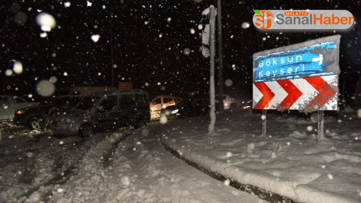 Kahramanmaraş-Kayseri yolu çift yönlü trafiğe kapatıldı
