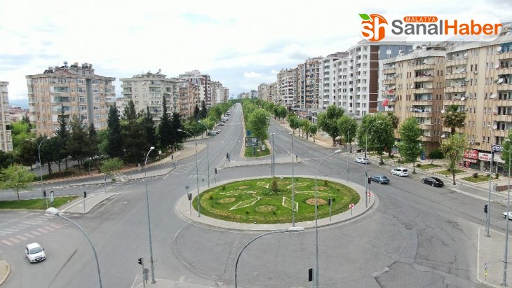 Kahramanmaraş'ta boşalan cadde ve sokaklar drone ile görüntüledi