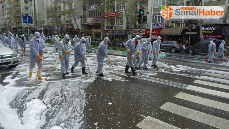 Kahramanmaraş'ta caddeler dezenfekte edildi