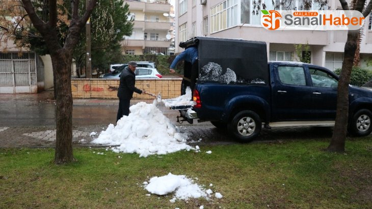 Kahramanmaraş'ta emekli bir vatandaş, çocuklar oynasın diye dağdan kar getirdi