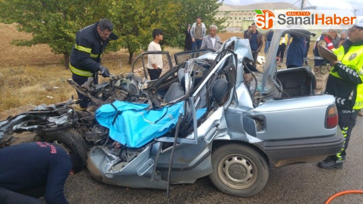 Kahramanmaraş'ta kamyon ile çarpışan otomobil hurdaya döndü: 1 ölü