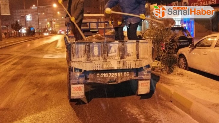 Kahta Belediyesi buzlanmaya karşı tuzlama yaptı