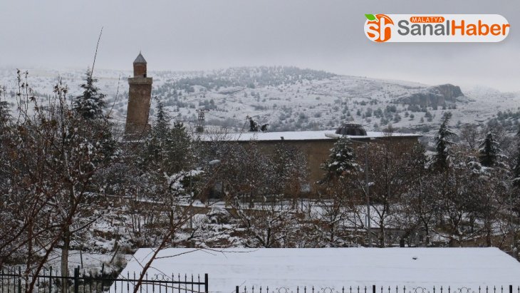 Kar tarihi Harput Mahallesi'ni beyaza bürüdü, 13 köy yolu kapandı