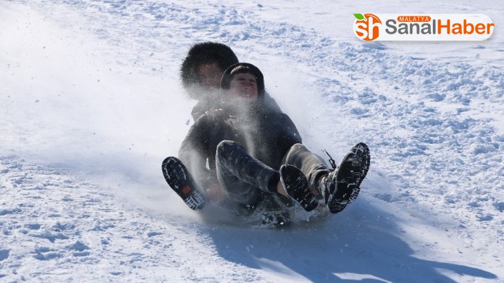 Kar tatilini fırsat bilen çocuklar doyasıya eğlendi