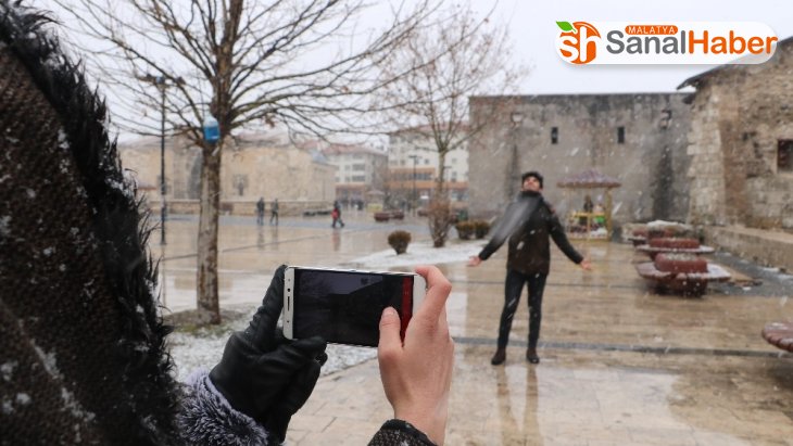 Kar yağışını fırsat bilen vatandaşlar doyasıya fotoğraf çektirdi