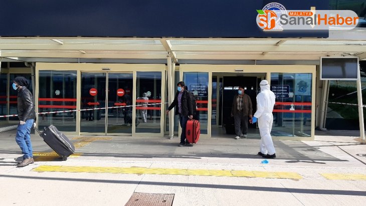 Karadağ'dan 3 uçakla gelen 492 kişi 14 günlük karantinaya alındı