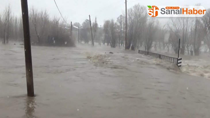 Karakoçan'da yağmur dereleri taşırdı