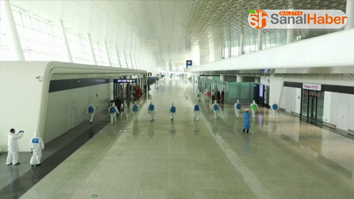 Karantinanın sona ereceği Wuhan'da havaalanı dezenfekte ediliyor