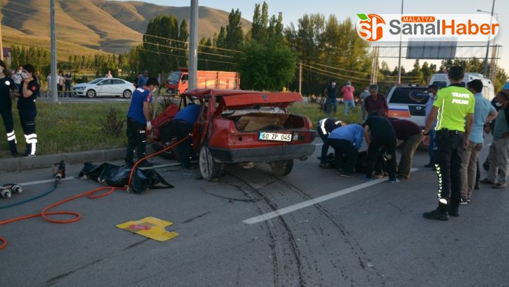 Kazada parçalanan Tofaş'ın içerisindeki 2 kişi hayatını kaybetti