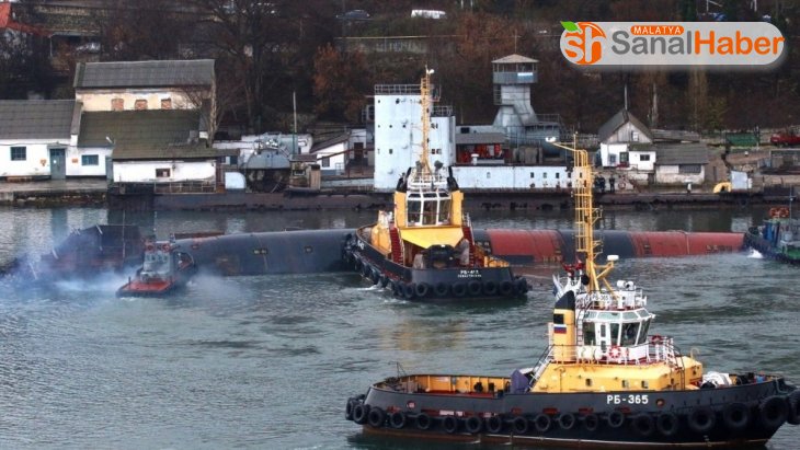 Kırım'da su almaya başlayan Rus denizaltısı kontrollü batırılıyor