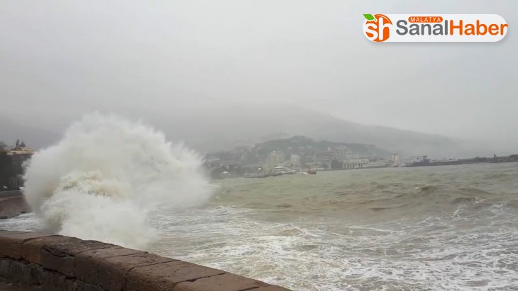 Kırım'daki fırtınada Karadeniz kıyısındaki tekneler battı