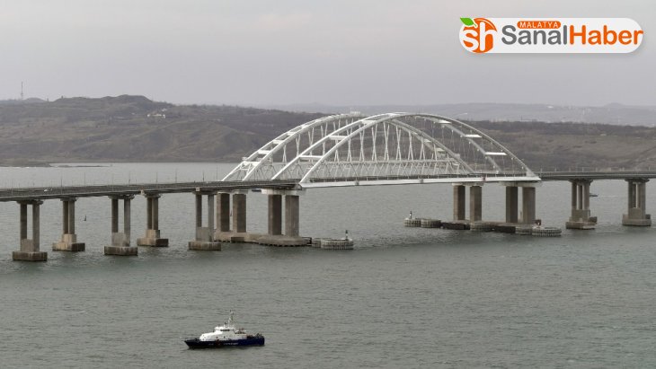 Kırım'ı Rusya'ya bağlayan köprüden ilk tren geçti