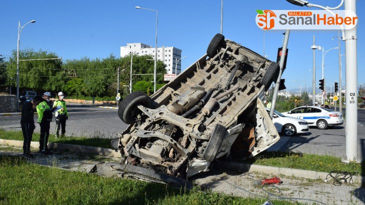 Malatya’da Kırmızı ışıkta geçen otomobil minibüse çarptı: 3 yaralı