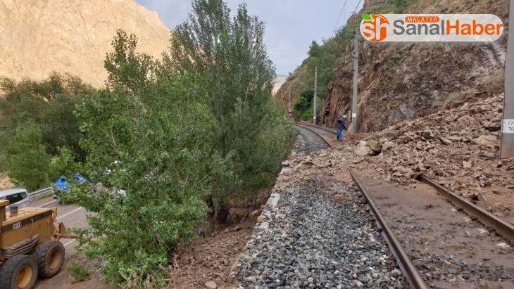 Kopan kaya parçaları tren ve kara yolunu kapattı