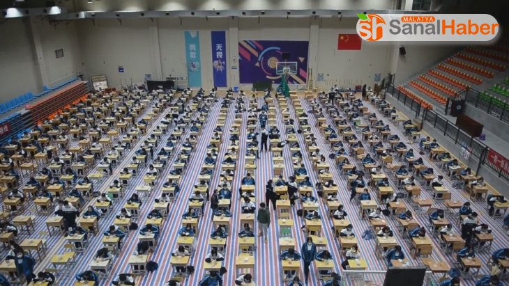 Korona virüs karantinası sona eren Çin'de öğrenciler yemeklerini mesafeli yiyor