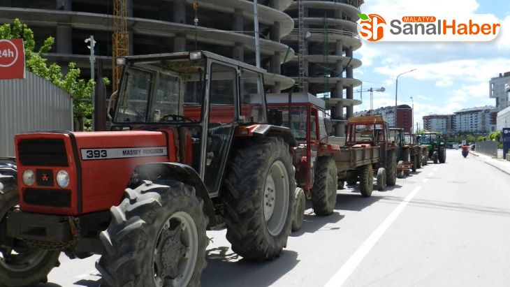 Kosova'da çiftçilerden traktörlü protesto