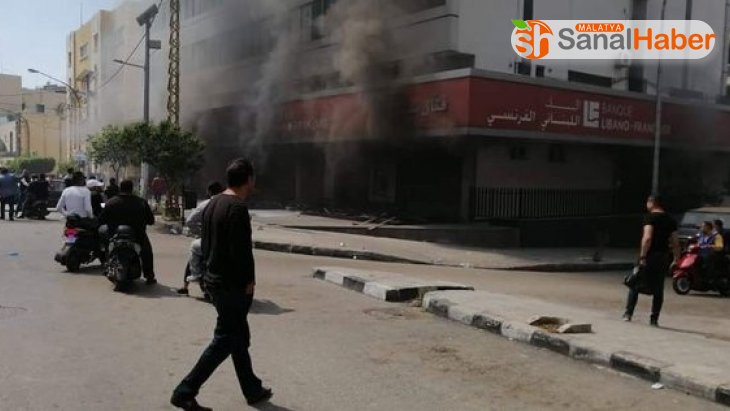 Lübnan'da banka şubeleri ateşe verildi