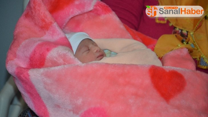 Ağabeyi içinde umut olan 2020'nin ilk bebeği Azra oldu