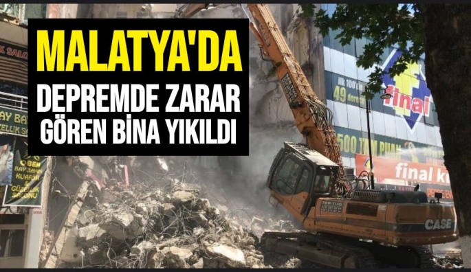 Malatya'da depremde zarar gören bina yıkıldı