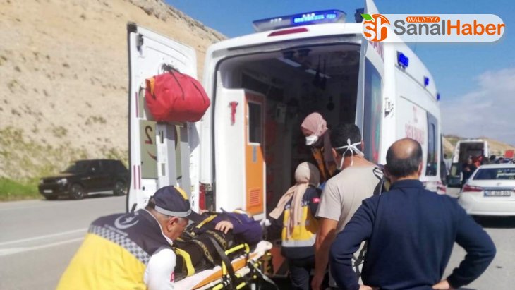 Malatya'da doktor görev çıkışı kaza yaptı, 2 kişi yaralandı