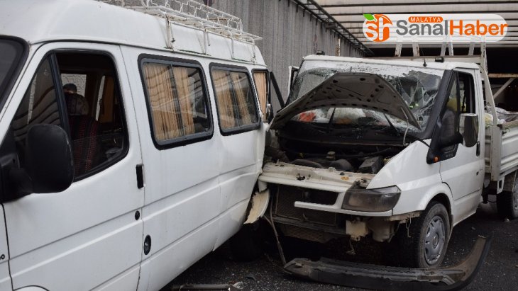 Malatya'da kamyonet minibüse çarptı: 2 yaralı