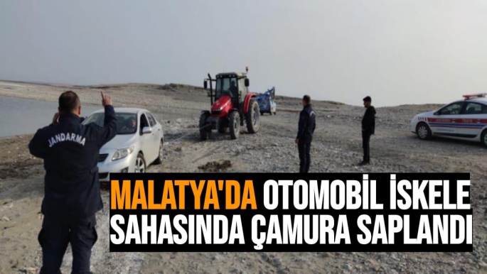Malatya'da Otomobil İskele sahasında çamura saplandı