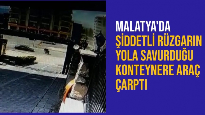 Malatya'da Şiddetli rüzgarın yola savurduğu konteynere araç çarptı