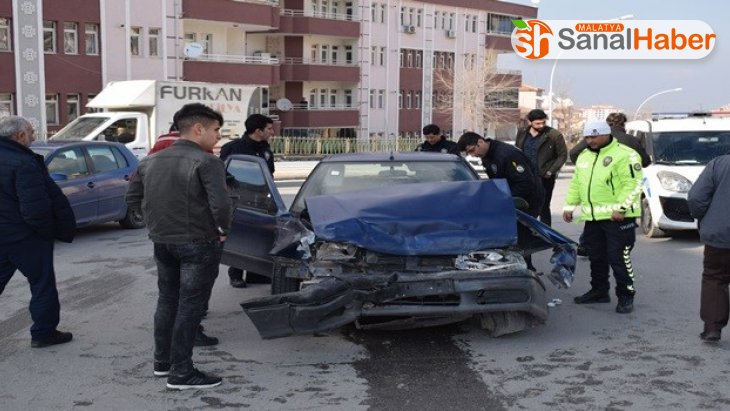 Malatya’da Otomobilin çarptığı araç takla attı  Sürücü kaçtı 4 yaralı