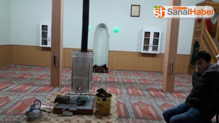 Malatya'da vatandaşlar deprem sonrası camilere sığındı