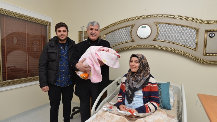 Başkan Polat yılın ilk doğan bebeklerini ziyaret etti