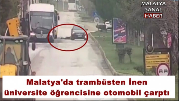 Malatya'da trambüsten İnen  üniversite öğrencisine otomobil çarptı