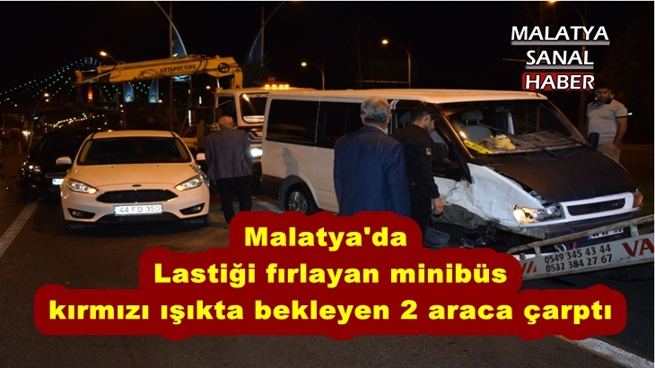Malatya'da  Lastiği fırlayan minibüs  kırmızı ışıkta bekleyen 2 araca çarptı