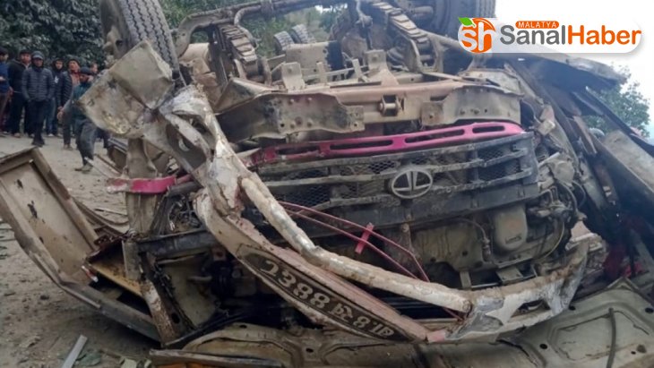Nepal'de otobüs şarampole yuvarlandı: 14 ölü, 16 yaralı