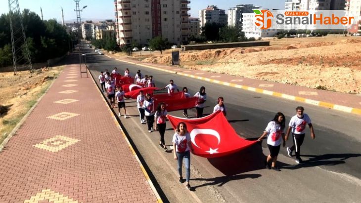 Öğrenciler 15 Temmuz şehitleri için yürüdü