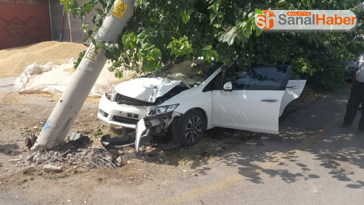 Otomobil, elektrik direğine çarptı: 1 yaralı