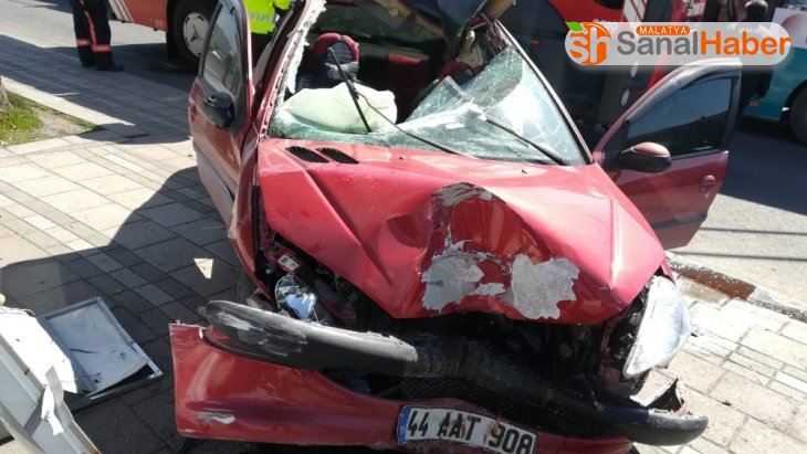 Malatya’da Otomobil reklam panosuna çarptı: 1 yaralı
