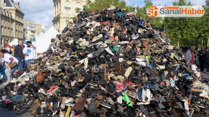 Paris'te mayın ve bomba kurbanlarına destek için ayakkabı piramidi oluşturuldu