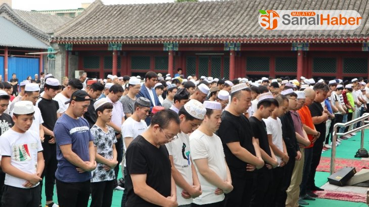 Pekin'de müslümanlar camileri doldurdu