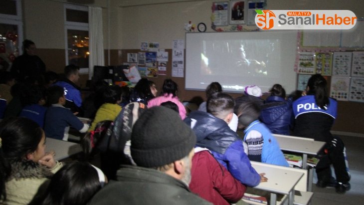 Polislerden depremzede çocuklara özel sinema etkinliği