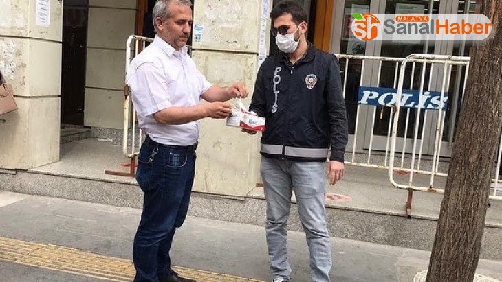 Polislerden vatandaşlara maske dağıtımı yapılıyor