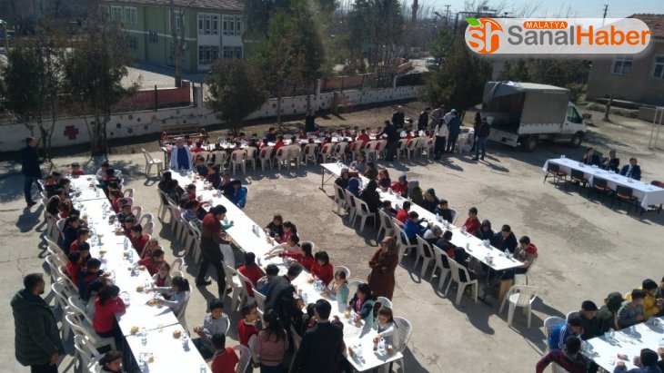 Rektör Kızılay'dan öğrencilere kandil yemeği