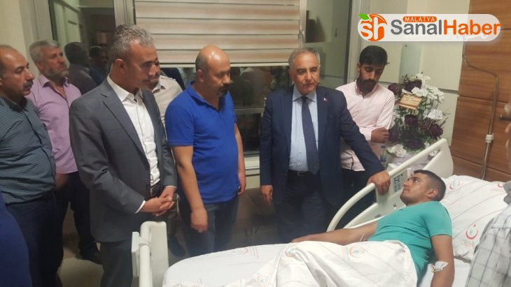 Rektör Turgut'tan yaralı askere ziyaret