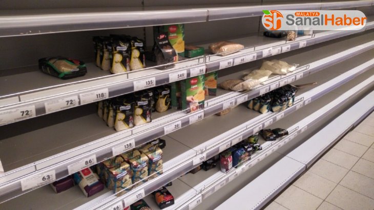 Ruslar marketlerde gıda ürünü bırakmadı